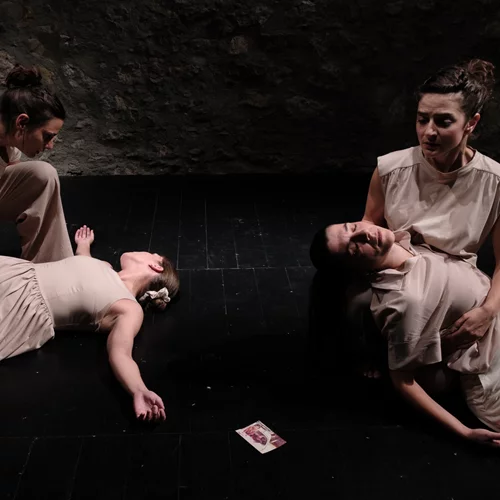 "Pietà": Ανοιχτή συζήτηση παρουσία τριών μητέρων που οι κόρες τους δολοφονήθηκαν