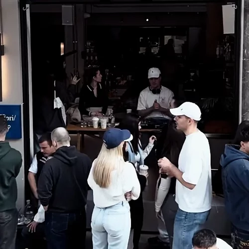 Wake and Bake: Τι παίζει με τα μεσημεριανά πάρτι στην Αθήνα;