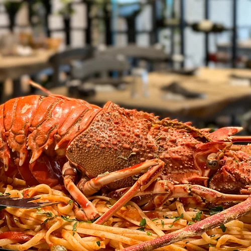 Στην "Παραλία" της Σαλαμίνας, κάνεις βουτιά σε ιωδιούχα πιάτα