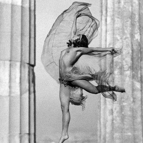 Nelly’s: Η έκθεση που φέρνει ξανά στο προσκήνιο το έργο μιας εμβληματικής καλλιτέχνιδας