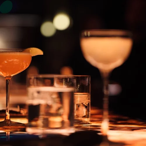 Οι "Two Schmucks" από την Βαρκελώνη είναι οι 'Cocktail Curators' της εβδομάδας στο "Bungalow 7"