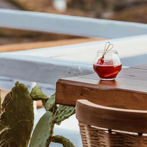 Η αθηναϊκή μπαρ σκηνή σαλπάρει για το νησί