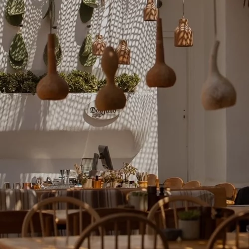 Πώς είναι να τρως στο πιο μποέμ beach restaurant της Μυκόνου