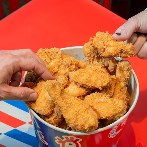 Ο John Wing είναι εδώ και σερβίρει ζουμερό fried chicken