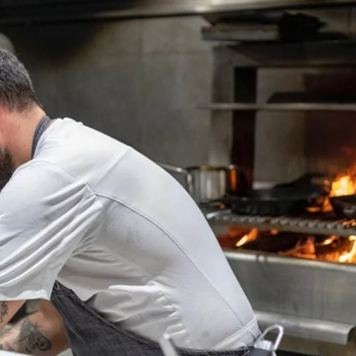 "Monk's Beard": Ο Αλέξανδρος Καρακατσάνης κάτι ψήνει στον Νέο Κόσμο