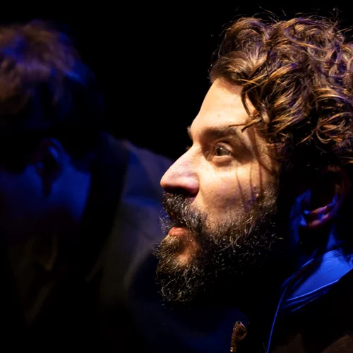 Τελευταίες παραστάσεις για το "Ανάμεσα σε δύο κόσμους" στο Σύγχρονο Θέατρο