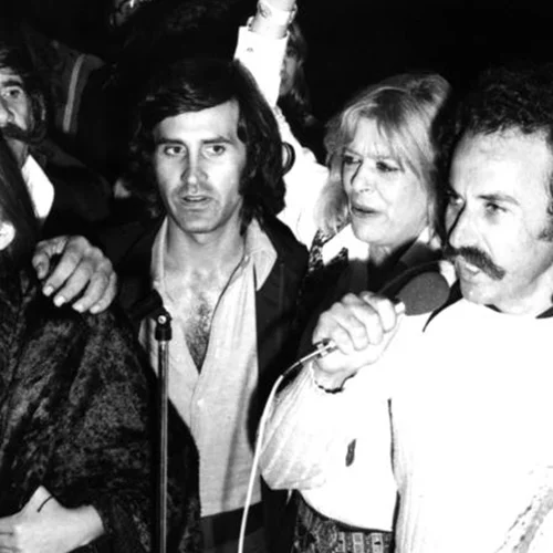 Updated | Η Αθήνα γιορτάζει την αποκατάσταση της Δημοκρατίας με πέντε προβολές