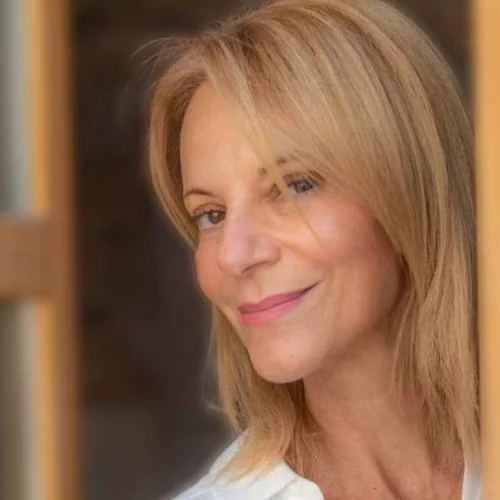 Μάρω Θεοδωράκη: "Παρόλο που ζούμε σε μια σκληρή εποχή, το σ' αγαπώ επιβιώνει"