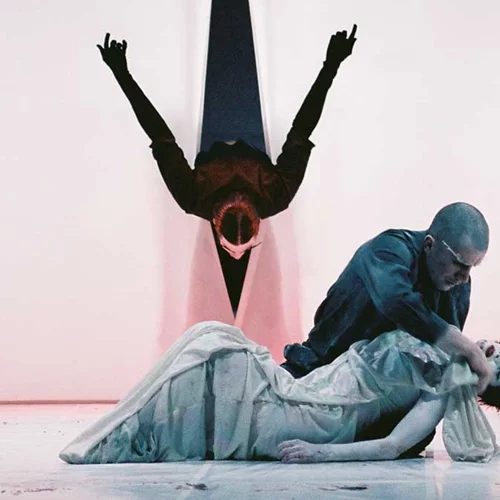 "Άτιτλον finale": Η Αντωνία Οικονόμου κάνει χορό πάνω σε λευκό καμβά