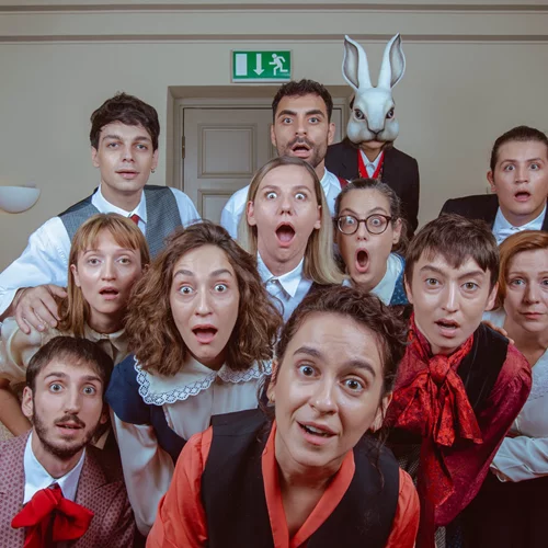 "Περιπέτειες της Αλίκης στη Χώρα των Θαυμάτων": Το Εθνικό Θέατρο μάς προσκαλεί μέσα στην κουνελότρυπα