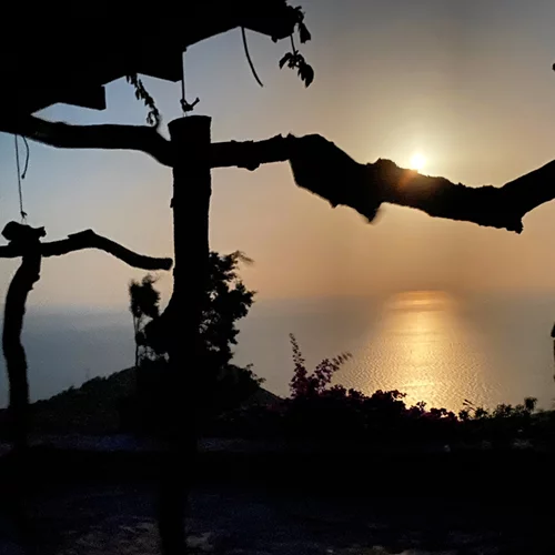 Λυδία Δαμπασίνα: "Για εμένα, ένα έργο γίνεται πάντα σε ένα καφέ ή την ώρα που διαβάζω ένα βιβλίο, όχι στο εργαστήριο"