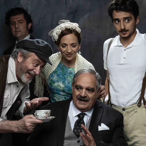 Ο Γρηγόρης Βαλτινός με έναν εξαιρετικό θίασο στις πρώτες φωτο του "Da"