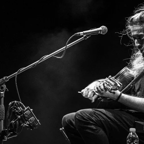 O Γιάννης Χαρούλης και η παρέα του έρχονται στο Κατράκειο Θέατρο