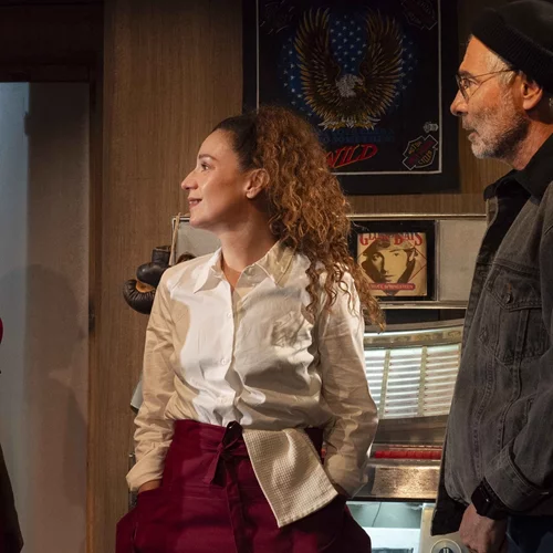 "Σε βλέπω": Οι πρώτες φωτογραφίες της παράστασης αποτυπώνουν μια συνεργασία γεμάτη χημεία