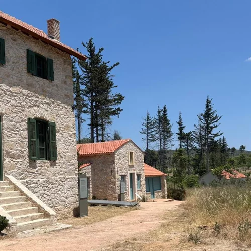 Σε πλήρη εξέλιξη τα έργα αποκατάστασης στο πρώην βασιλικό κτήμα Τατοΐου