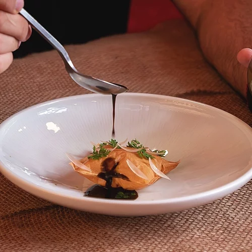 "Dear Manouka" x Άγγελος Μπακόπουλος: Το funky συντονίζεται με το fine comfort