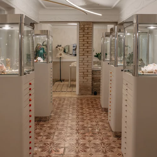 "Cosmic Spectrum": Μία έκθεση για τη μεταμορφωτική εμπειρία του φωτός