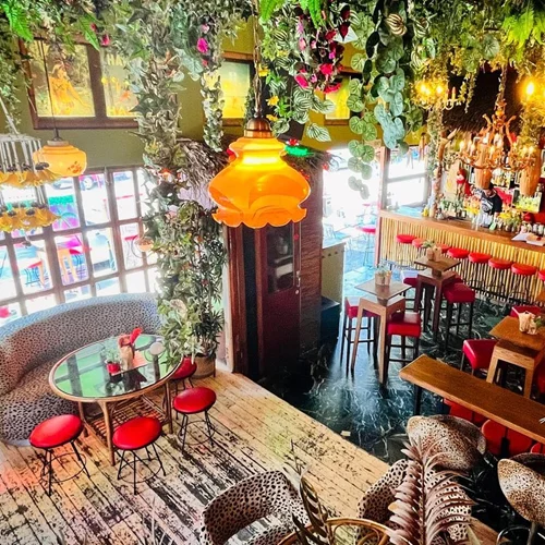 Στον θεατράλε εξωτισμό του "Tiki Bar Athens"