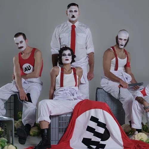 Ποιο είναι το νέο θέατρο που μας συστήνει ο Άρης Μπινιάρης;