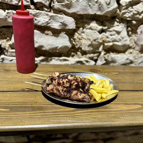 Η 'Γωνία' στον Αστακό ψήνει το μάλλον καλύτερο χοιρινό καλαμάκι στην Ελλάδα