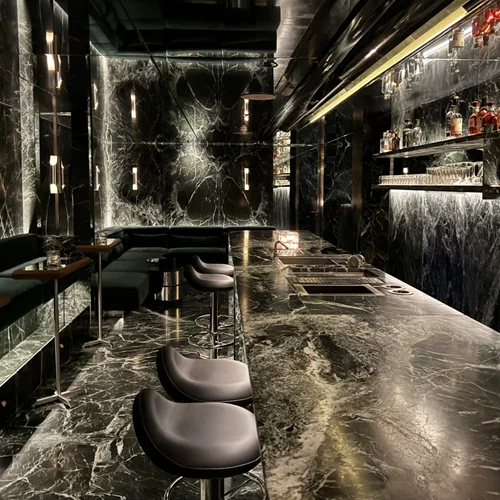 Στο ομορφότερο μπαρ της Αθήνας με τον Αλέξανδρο Χριστόπουλο