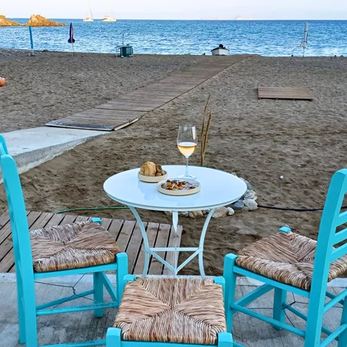 Birbili: Το κυκλαδίτικο βαρκόσπιτο που έγινε αξιολάτρευτο wine&deli στέκι της Ανάφης