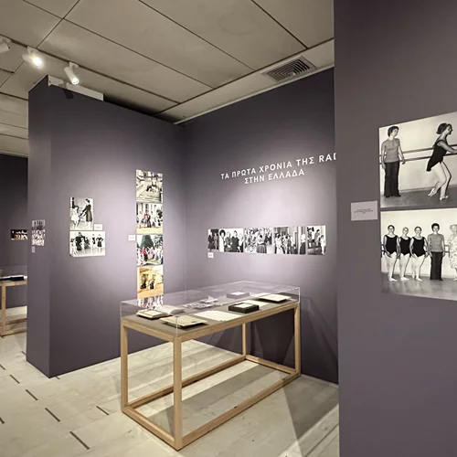 Η ιστορική έκθεση για τη Βασιλική Ακαδημία Χορού του Λονδίνου συνεχίζεται στο Μέγαρο Μουσικής