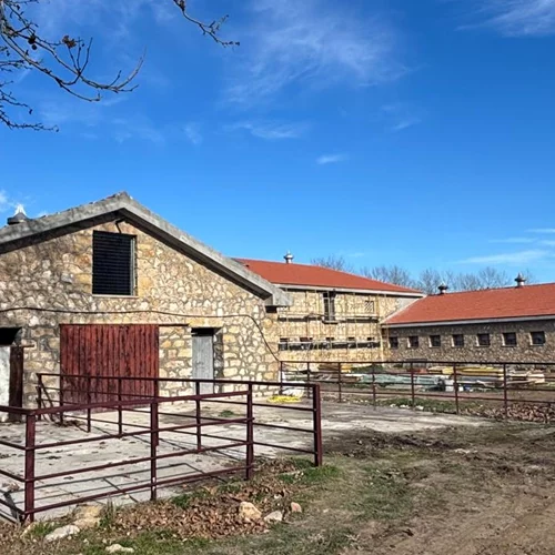 Εργασίες για τη δημιουργία έκθεσης στο κτίριο του Νέου Βουστασίου στο Τατόι