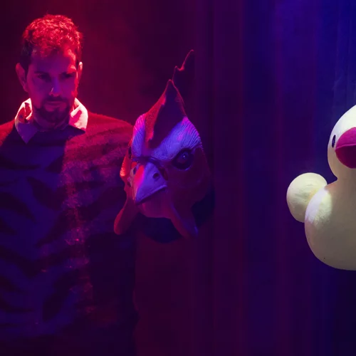 "Μαύρη μαγεία ή Άσε τους νεκρούς να πεθάνουν": Η σκοτεινή κωμωδία του Γιάννη Αποσκίτη στο Θέατρο "Μπέλλος" για 2η χρονιά