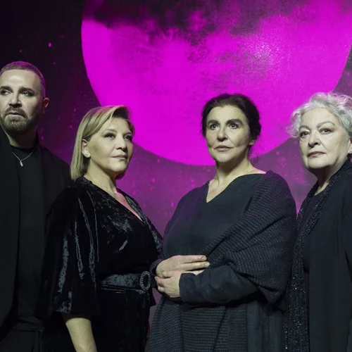 Πρώτες φωτογραφίες από την "Όμορφη Πόλη - 100 χρόνια Μίκης Θεοδωράκης" στο Παλλάς