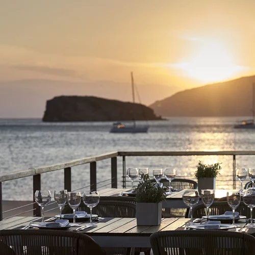 "The Veranda Restaurant": Ένα μπαλκόνι στο Σούνιο για γαστρονομική απόλαυση με θέα