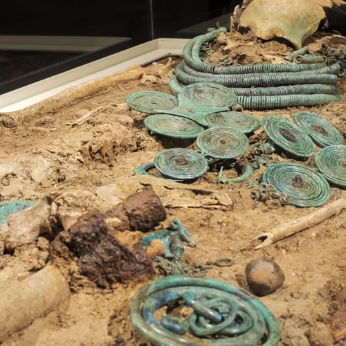 "Οι αρχαίοι πολιτισμοί της Basilicata": Νέα έκθεση στο Μουσείο Ακρόπολης τιμά τον ιταλικό πολιτισμό