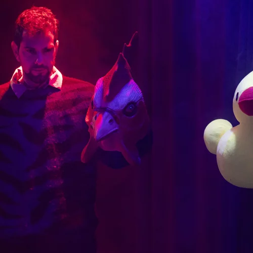 Αφιέρωμα στο θέατρο των Millennials: Ο Γιάννης Αποσκίτης και η "Μαύρη μαγεία ή Άσε τους νεκρούς να πεθάνουν"