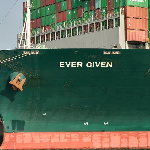 "Ever Given": Καταγράφοντας την ανθρώπινη απουσία στα βιομηχανικά τοπία