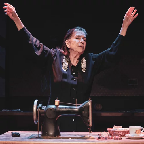 "Μια ζωή-Ο μονόλογος μιας μοδίστρας": Η Νένα Μεντή συνεχίζει να μαγεύει – Τα τελευταία εισιτήρια