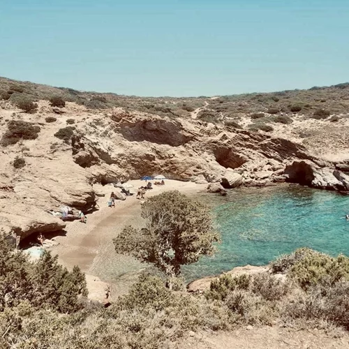 Ζέστη, καιρός για Τσίου: Η μάλλον ομορφότερη παραλία της Αττικής