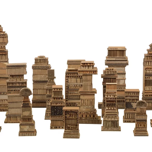 "Κτίσματα": Αυθορμητισμός και υπαρξιακά ερωτήματα στα έργα της Βούλας Καραμπατζάκη