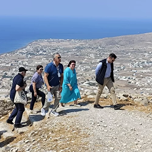 Η Υπουργός Πολιτισμού σε αυτοψίες στη Σαντορίνη