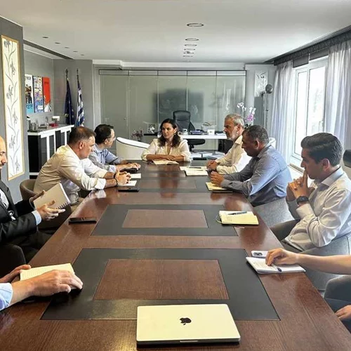 Έκτακτη σύσκεψη της Υπουργού Τουρισμού για τις πυρκαγιές στη Ρόδο