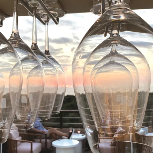 Στην Κυπαρισσία υπάρχει ένα wine bar που αξίζει την προσοχή σου