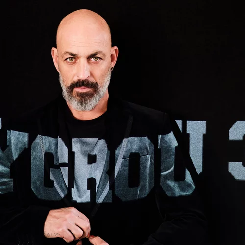 "Αγρυπνία": Η νέα παράσταση του Αντώνη Καλογρίδη στο καινούριο θέατρο "Συγγρού 33"