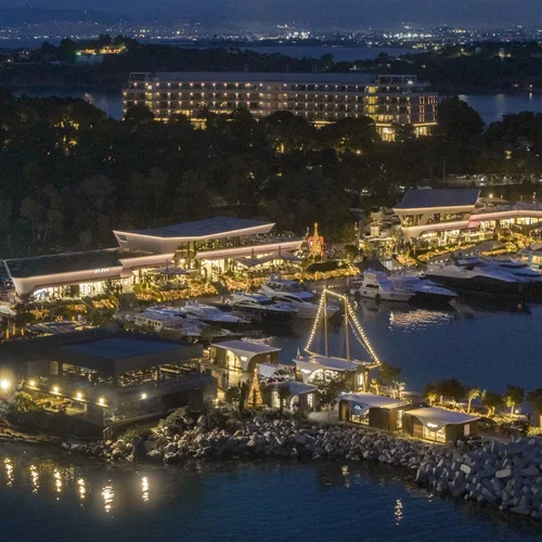 Στη Βουλιαγμένη έστησαν μια υπέροχη χριστουγεννιάτικη γειτονιά δίπλα στο κύμα