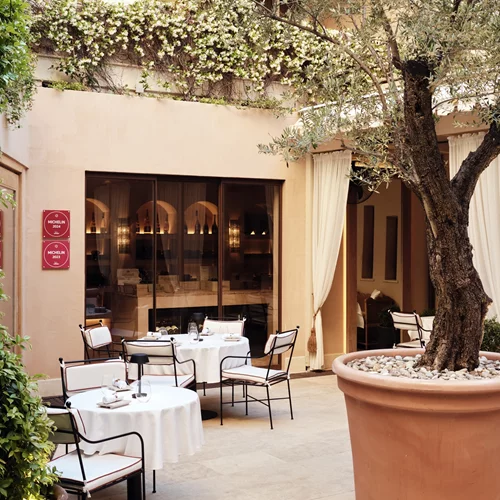 Λένε πως αυτή είναι η πιο γαστρονομική αυλή της Αθηναϊκής Ριβιέρας