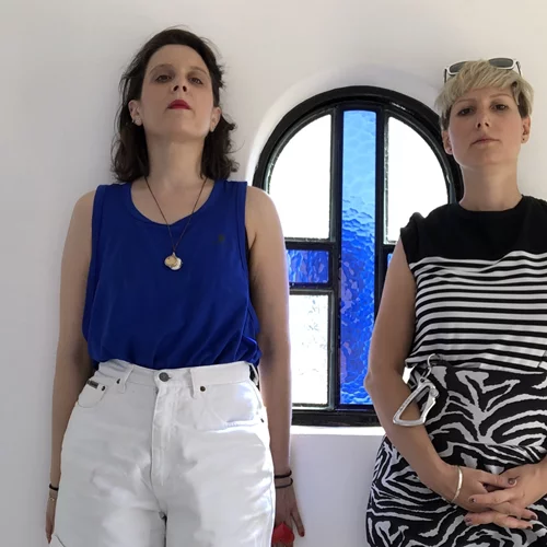 "Ο τίτλος της έκθεσης BFFEAE αποπνέει μια κοριτσίστικη ναΐφ διάθεση, όμως μη γελιέστε…"