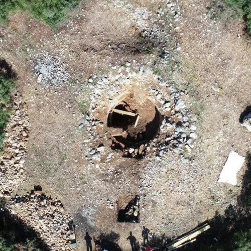 Αρχαιολογική ανακάλυψη στη Λακήθρα έφερε στο φως προϊστορικά φρέατα με τελετουργικά ευρήματα