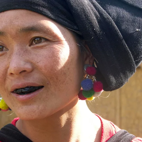 Η αναβίωση μιας αρχαίας τάσης: Πώς οι Ασιάτες καλλιτέχνες επαναφέρουν τη μαυρισμένη οδοντοστοιχία