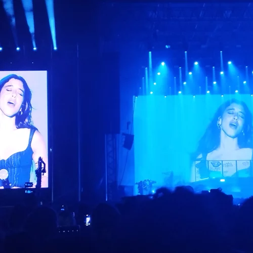 4 πράγματα που θα θυμόμαστε από τη συναυλία της Μαρίνας Σάττι στην Πλατεία Νερού