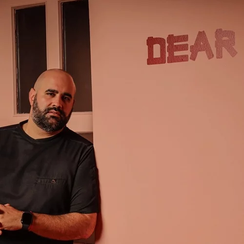 'Dear Manouka' με υπογραφή Άγγελου Μπακόπουλου