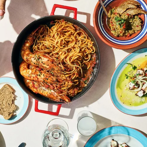 Το πιο κλασάτο 'Ouzeri' της πόλης σερβίρει θέα και θάλασσα στην Αθηναϊκή Ριβιέρα