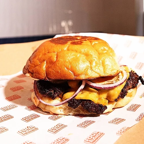 Ένα από τα κορυφαία burgers της Αθήνας ανοίγει (και) στο Κολωνάκι